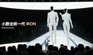 Robot hình người dáng nữ, bọc da tổng hợp