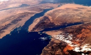 Vịnh ngăn cách châu Phi và châu Á đang mở rộng